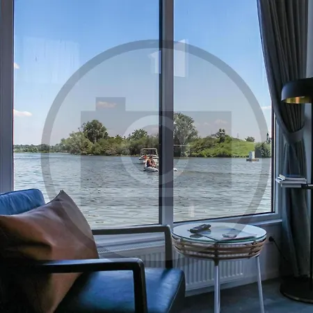 Houseboat Waterlelie Botel 5*