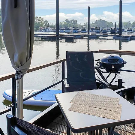 Houseboat Waterlelie