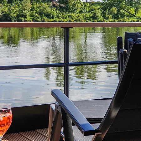 Houseboat Waterlelie Botel 5*