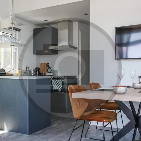 Botel Houseboat Waterlelie Ophoven