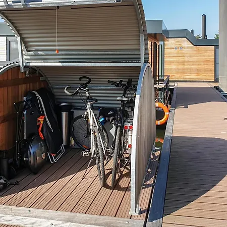 Houseboat Waterlelie *