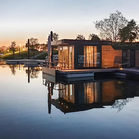 Houseboat Waterlelie *