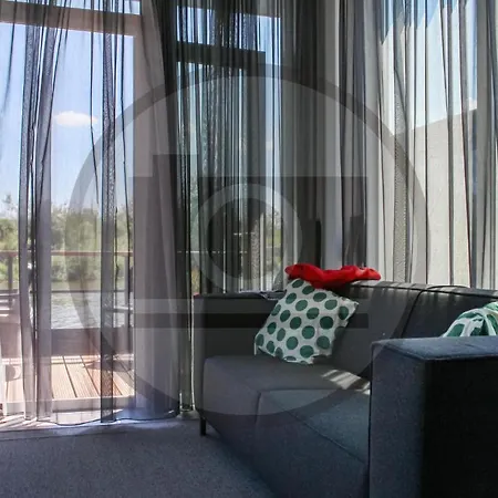 Botel Houseboat Waterlelie Ophoven