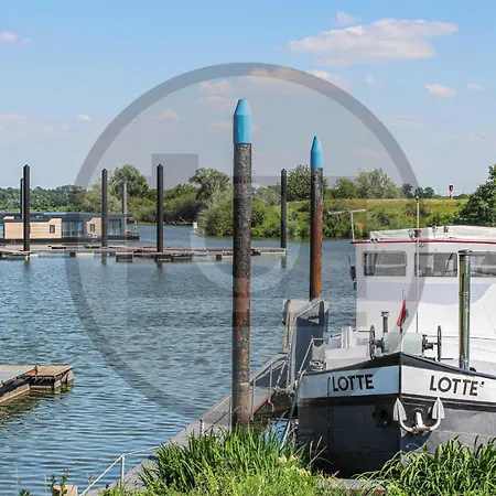 Botel Houseboat Waterlelie