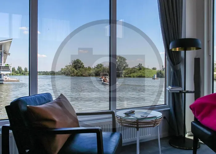 Houseboat Waterlelie 船屋 5*