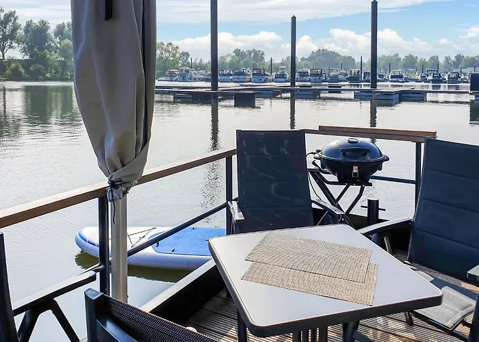 Houseboat Waterlelie