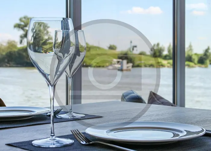 船屋 Houseboat Waterlelie 5*