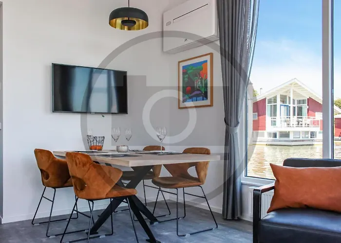 船屋 Houseboat Waterlelie