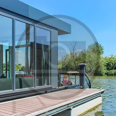 Houseboat Waterlelie 보트호텔 5*